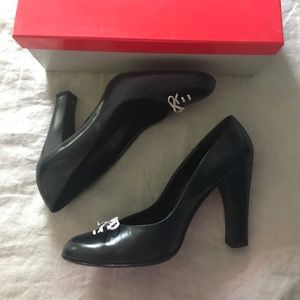 Guess black heels with white “shoelace” detailing in size 7